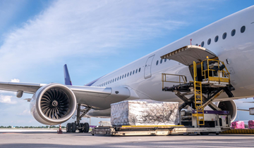Avión de carga en transporte aéreo cargando mercancías en el aeropuerto para una entrega internacional rápida