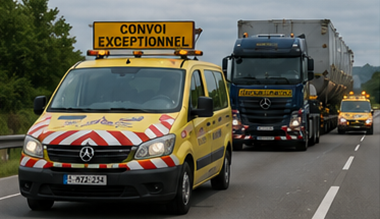 Vehículos de escolta acompañando un convoy de transporte sobredimensionado en una autopista europea