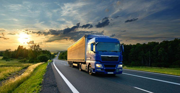 Transporte por carretera en Europa con camiones de carga y furgonetas de reparto en operaciones logísticas por autopista