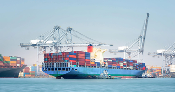 Buque portacontenedores en transporte marítimo con contenedores de carga en el puerto en logística marítima