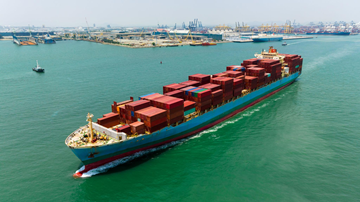 Transporte marítimo utilizado para envíos a granel y grandes con buques portacontenedores